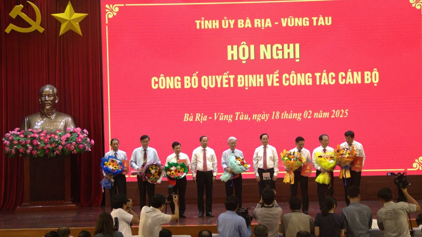 Cong-tac-can-bo.jpg