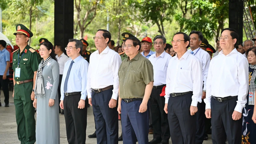Thủ tướng Phạm Minh Chính viếng, dâng hương, thăm gia đình chính sách tại Côn Đảo