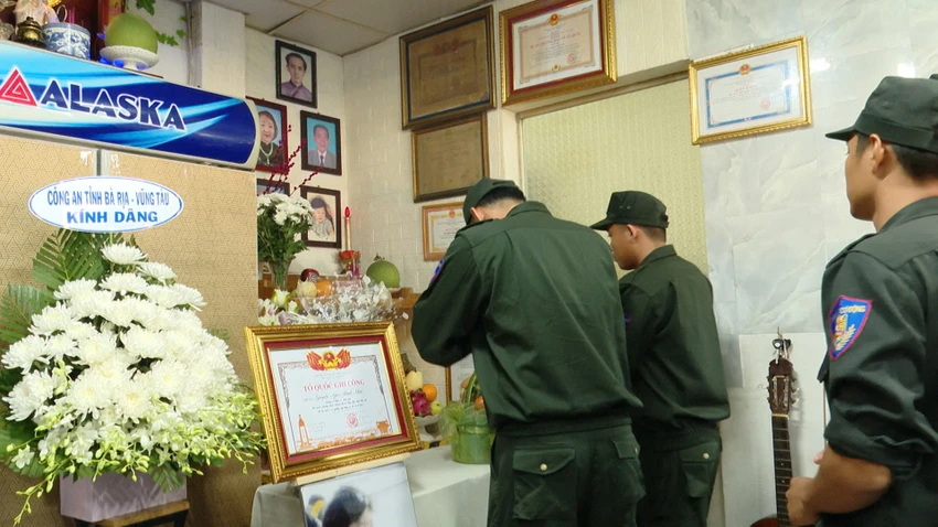 Thuong-si-Canh-sat-Co-dong-h3.jpg