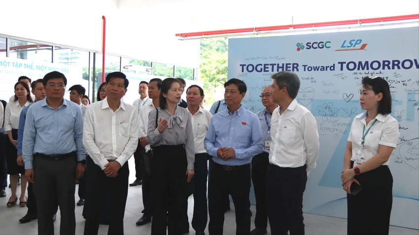 Ông Võ Văn Minh, Chủ tịch HĐND TP.HCM, cùng đoàn công tác nghe giới thiệu về hoạt động sản xuất kinh doanh của công ty TNHH Hóa dầu Long Sơn. Ảnh: TRÙNG KHÁNH