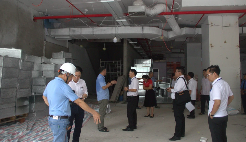 Đoàn kiểm tra tại tầng trệt chung cư đang sửa chữa tại khối thương mại để làm siêu thị. Ảnh: TK