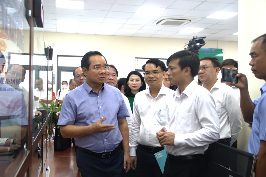 Chủ tịch UBND TP.HCM Nguyễn Văn Được khảo sát trung tâm Phục vụ Hành chính công phường Bà Rịa