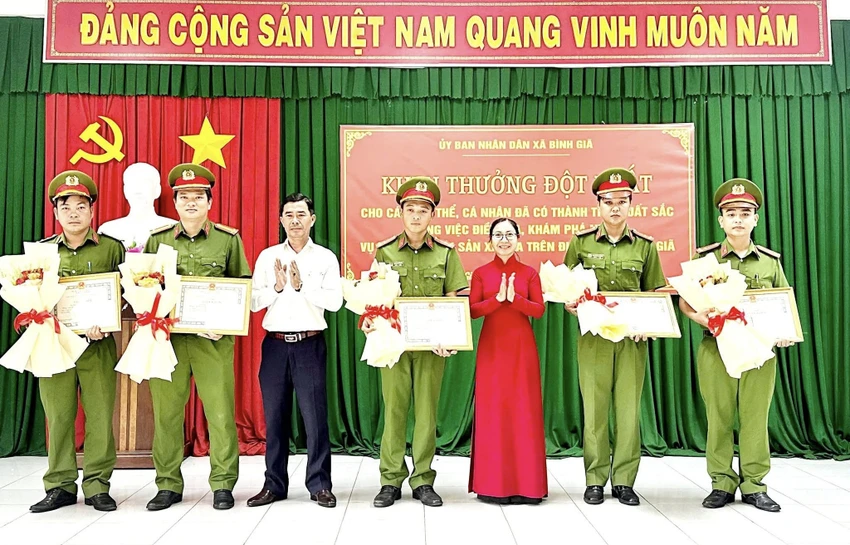 Khen thưởng đột xuất lực lượng công an phá án nhanh vụ trộm 20 điện thoại ở cửa hàng Điện Máy Xanh