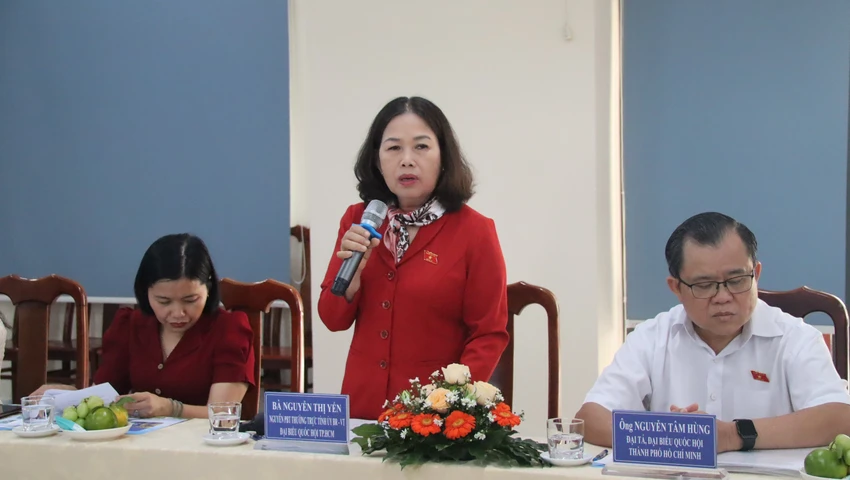 Nhiều cơ quan, đơn vị vẫn sử dụng giấy tờ bản giấy dù thông tin đã được tích hợp trên VNeID