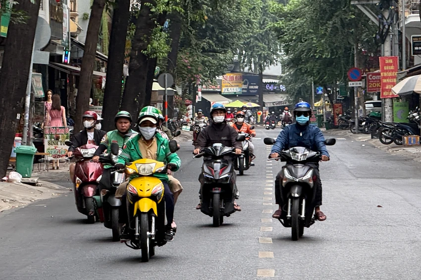 Xe máy tham gia giao thông phải có gương chiếu hậu bên trái