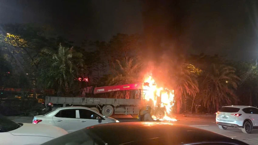 Hà Nội: Xe tải bốc cháy trên Đại lộ Thăng Long