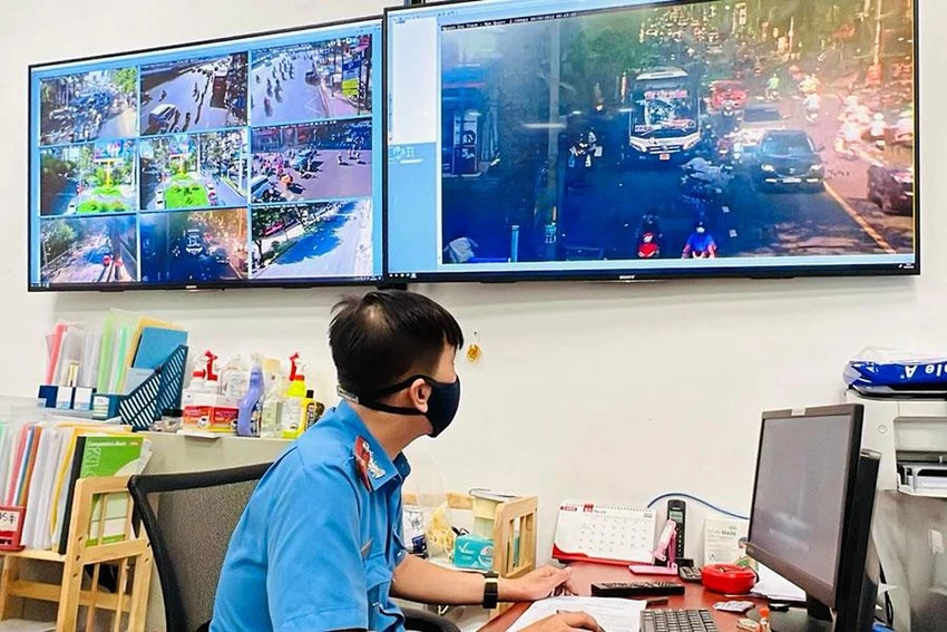 Qua thời gian thí điểm, thanh tra giao thông đã xử phạt hàng trăm trường hợp vi phạm dừng, đỗ xe sai quy định. Ảnh: ĐÀO TRANG