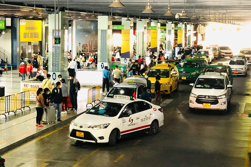Hiện các hãng taxi, xe công nghệ, xe hợp đồng đã cam kết điều 7.850 xe khai thác tại khu vực sân bay trong dịp lễ sắp tới. Ảnh: PHONG ĐIỀN Hiện các hãng taxi, xe công nghệ, xe hợp đồng đã cam kết điều 7.850 xe khai thác tại khu vực sân bay trong dịp lễ sắp tới. Ảnh: PHONG ĐIỀN