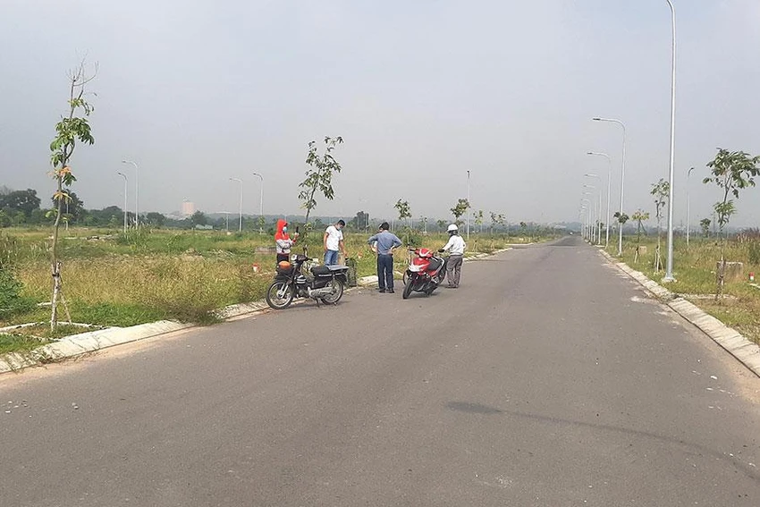 Khách hàng đi xem đất nền vùng ven TP.HCM. Ảnh: Q.HUY Khách hàng đi xem đất nền vùng ven TP.HCM. Ảnh: Q.HUY