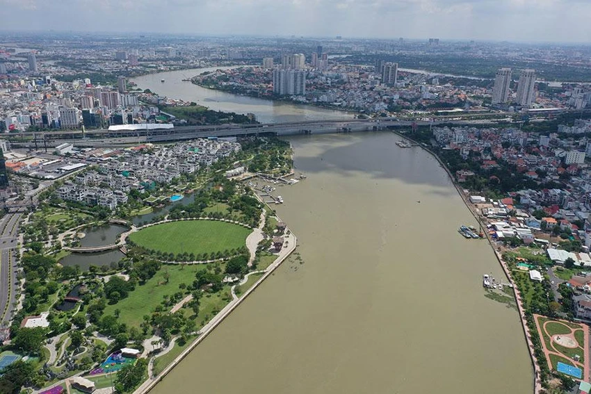 Sông Sài Gòn đoạn bao quanh khu đô thị Thủ Thiêm. Ảnh: KIÊN CƯỜNG