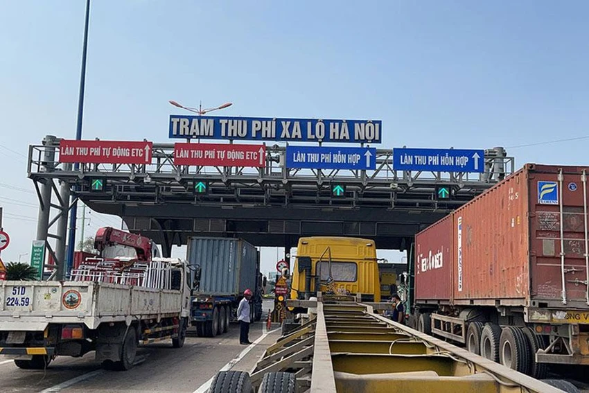 Các trạm BOT trên địa bàn TP.HCM đang ráo riết hoàn thành lắp đặt hệ thống thu phí không dừng. Ảnh: ĐÀO TRANG
