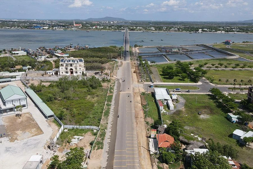 Dự án xây mới cầu Cửa Lấp 2 đoạn nối TP Vũng Tàu với huyện Long Điền và nâng cấp đoạn từ ngã ba Lò Vôi (huyện Long Điền) đến khu du lịch Thùy Dương. Ảnh: TRÙNG KHÁNH Dự án xây mới cầu Cửa Lấp 2 đoạn nối TP Vũng Tàu với huyện Long Điền và nâng cấp đoạn từ ngã ba Lò Vôi (huyện Long Điền) đến khu du lịch Thùy Dương. Ảnh: TRÙNG KHÁNH