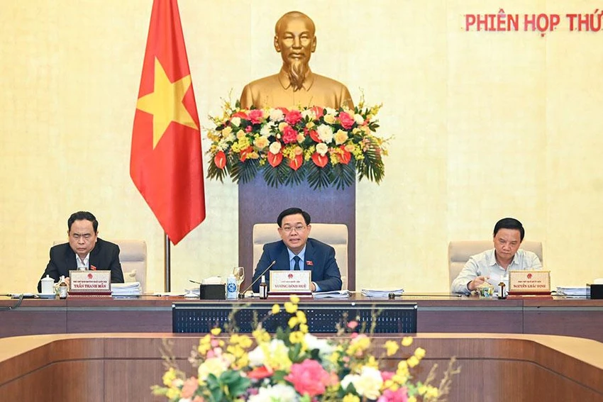 Chủ tịch Quốc hội điều hành phiên họp của Ủy ban Thường vụ Quốc hội chiều 12-5. Ảnh: Đ.MINH Chủ tịch Quốc hội điều hành phiên họp của Ủy ban Thường vụ Quốc hội chiều 12-5. Ảnh: Đ.MINH