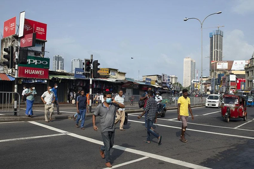 Người dân Sri Lanka ra phố sau khi lệnh giới nghiêm toàn quốc được dỡ bỏ trong vài giờ ở thủ đô Colombo vào ngày 12-5. Ảnh: BLOOMBERG Người dân Sri Lanka ra phố sau khi lệnh giới nghiêm toàn quốc được dỡ bỏ trong vài giờ ở thủ đô Colombo vào ngày 12-5. Ảnh: BLOOMBERG