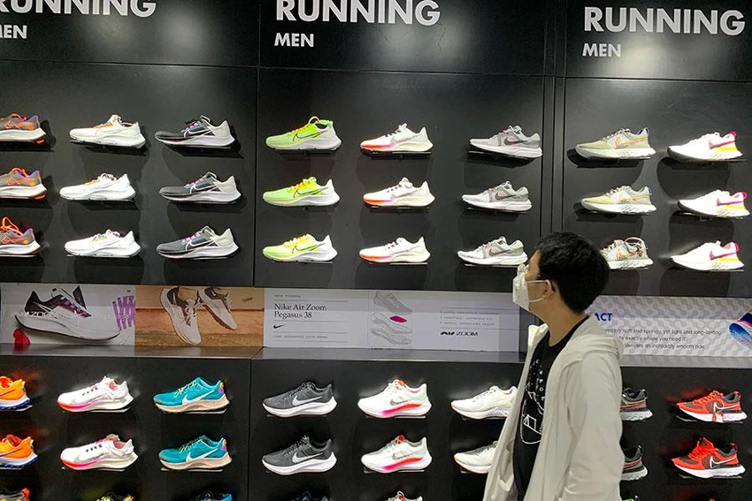 Việt Nam đã trở thành nước gia công, sản xuất da giày lớn nhất cho hãng Nike. Ảnh: TL