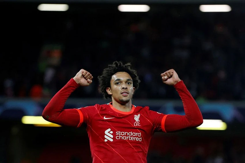 Liverpool rất nguy hiểm với những lần dâng cao của hậu vệ Arnold ở biên phải.