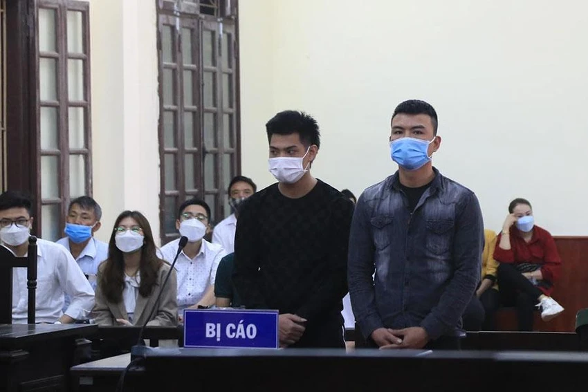 Hai trong số bốn bị cáo tại phiên tòa hồi tháng 4-2022 (phiên này hoãn do không trích xuất được bị cáo). Ảnh: UYÊN TRANG Hai trong số bốn bị cáo tại phiên tòa hồi tháng 4-2022 (phiên này hoãn do không trích xuất được bị cáo). Ảnh: UYÊN TRANG