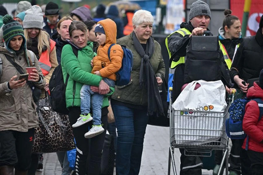 Người tị nạn Ukraine đến cửa khẩu Medyka của Ba Lan vào tháng trước. Ảnh: GETTY IMAGES
