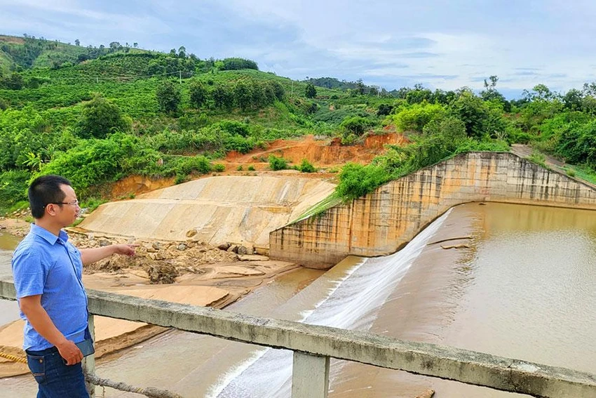 Đập tràn thủy điện Đắk Psi 5 khá thấp, nước lũ về bao nhiêu qua tràn bấy nhiêu. Ảnh: LK Đập tràn thủy điện Đắk Psi 5 khá thấp, nước lũ về bao nhiêu qua tràn bấy nhiêu. Ảnh: LK