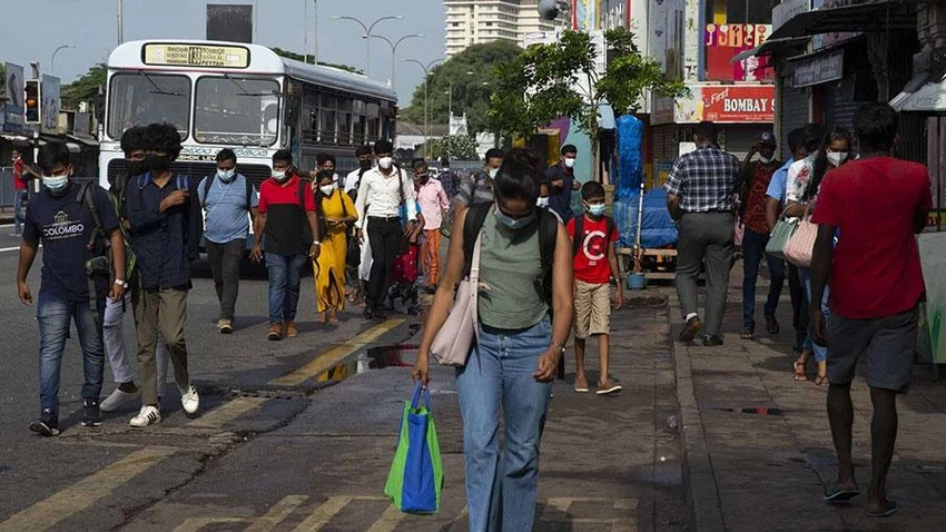 Người dân đi bộ trên đường phố thủ đô Colombo của Sri Lanka ngày 12-5. Ảnh: BLOOMBERG Người dân đi bộ trên đường phố thủ đô Colombo của Sri Lanka ngày 12-5. Ảnh: BLOOMBERG