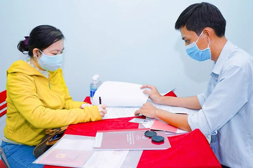 Người dân giao dịch bất động sản ngày càng nhiều, do đó việc khai đúng giá mua bán để thực hiện nghĩa vụ tài chính là rất quan trọng. Ảnh minh họa: QUANG HUY Người dân giao dịch bất động sản ngày càng nhiều, do đó việc khai đúng giá mua bán để thực hiện nghĩa vụ tài chính là rất quan trọng. Ảnh minh họa: QUANG HUY