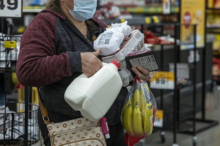 Một phụ nữ mua đồ tiêu dùng ở một cửa hàng bán lẻ tại TP San Jose thuộc bang California, Mỹ hồi tháng 4. Ảnh: REUTERS Một phụ nữ mua đồ tiêu dùng ở một cửa hàng bán lẻ tại TP San Jose thuộc bang California, Mỹ hồi tháng 4. Ảnh: REUTERS