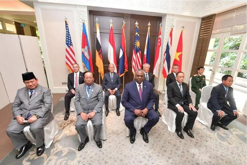 Bộ trưởng Quốc phòng Mỹ Lloyd Austin (hàng trước, giữa) tái khẳng định với những người đồng cấp Đông Nam Á cam kết mạnh mẽ của Mỹ với khu vực, trong cuộc gặp bên lề tại Đối thoại Shangri-La 2022 ở Singapore ngày 10-6. Ảnh: Bộ Quốc phòng Singapore Bộ trưởng Quốc phòng Mỹ Lloyd Austin (hàng trước, giữa) tái khẳng định với những người đồng cấp Đông Nam Á cam kết mạnh mẽ của Mỹ với khu vực, trong cuộc gặp bên lề tại Đối thoại Shangri-La 2022 ở Singapore ngày 10-6. Ảnh: Bộ Quốc phòng Singapore