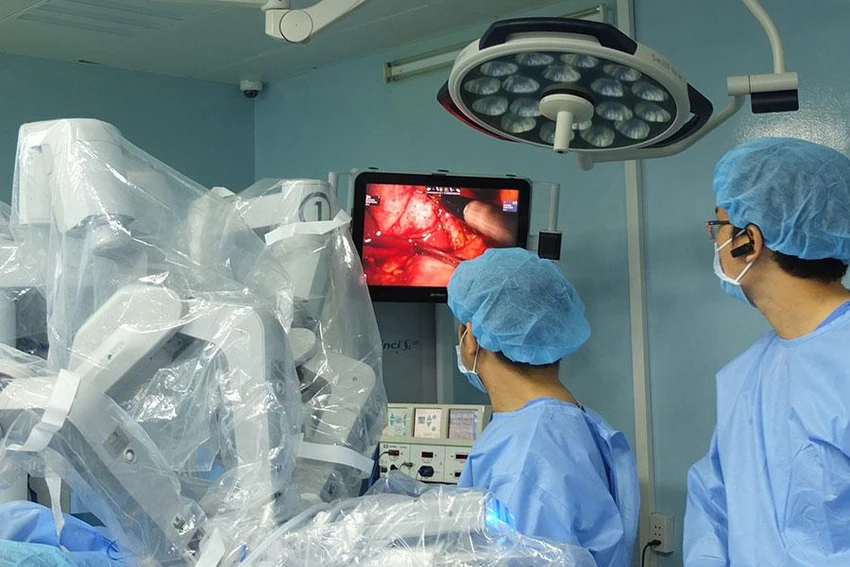 Bệnh viện Bình Dân ứng dụng thiết bị phẫu thuật robot hiện đại. Ảnh: Trần Nhung Bệnh viện Bình Dân ứng dụng thiết bị phẫu thuật robot hiện đại. Ảnh: Trần Nhung