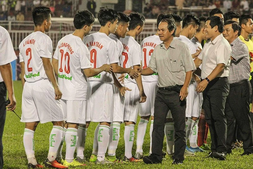 V-League sẽ thoát cảnh đá một tháng rồi nghỉ bốn tháng để chờ đội tuyển và U-23 thi đấu mà các ông chủ vẫn phải trả lương không thi đấu. Ảnh: ANH PHƯƠNG V-League sẽ thoát cảnh đá một tháng rồi nghỉ bốn tháng để chờ đội tuyển và U-23 thi đấu mà các ông chủ vẫn phải trả lương không thi đấu. Ảnh: ANH PHƯƠNG