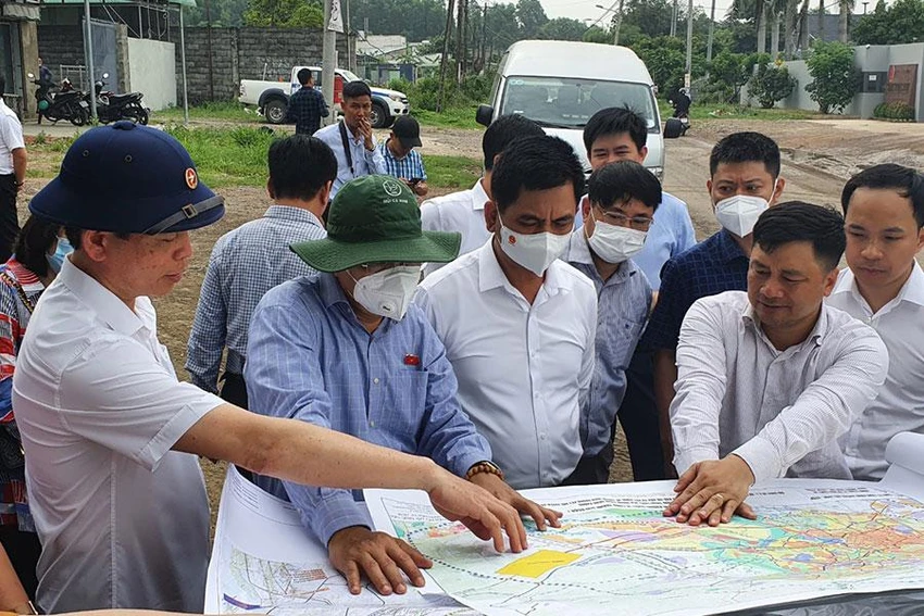 Đoàn công tác của Ủy ban Kinh tế Trung ương khảo sát thực tế dự án cao tốc Biên Hòa - Vũng Tàu. Ảnh: VŨ HỘI Đoàn công tác của Ủy ban Kinh tế Trung ương khảo sát thực tế dự án cao tốc Biên Hòa - Vũng Tàu. Ảnh: VŨ HỘI