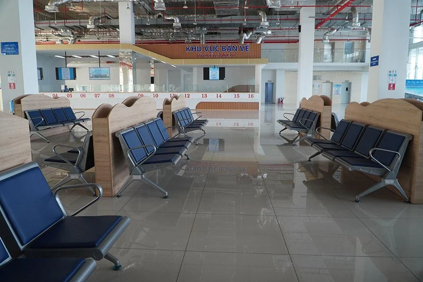 Bến xe Miền Đông mới rất vắng khách, hiện mỗi ngày bến chỉ xuất phát 9-10 chuyến xe. Ảnh: KIÊN CƯỜNG Bến xe Miền Đông mới rất vắng khách, hiện mỗi ngày bến chỉ xuất phát 9-10 chuyến xe. Ảnh: KIÊN CƯỜNG