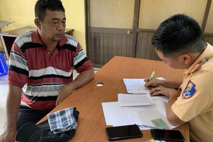 Tài xế xe tải làm việc với CSGT và thừa nhận hành vi vi phạm của mình. Ảnh: CACC Tài xế xe tải làm việc với CSGT và thừa nhận hành vi vi phạm của mình. Ảnh: CACC