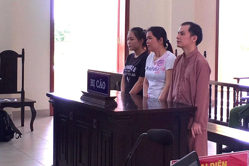 Tháng 9-2020, TAND TP Cần Thơ xử phạt ba bị cáo Bùi Thúy Thu, Nguyễn Thị A Khương, Dương Minh Hùng mức án từ 10 đến 16 năm tù về tội mua bán người dưới 16 tuổi. Ảnh: NHẪN NAM Tháng 9-2020, TAND TP Cần Thơ xử phạt ba bị cáo Bùi Thúy Thu, Nguyễn Thị A Khương, Dương Minh Hùng mức án từ 10 đến 16 năm tù về tội mua bán người dưới 16 tuổi. Ảnh: NHẪN NAM