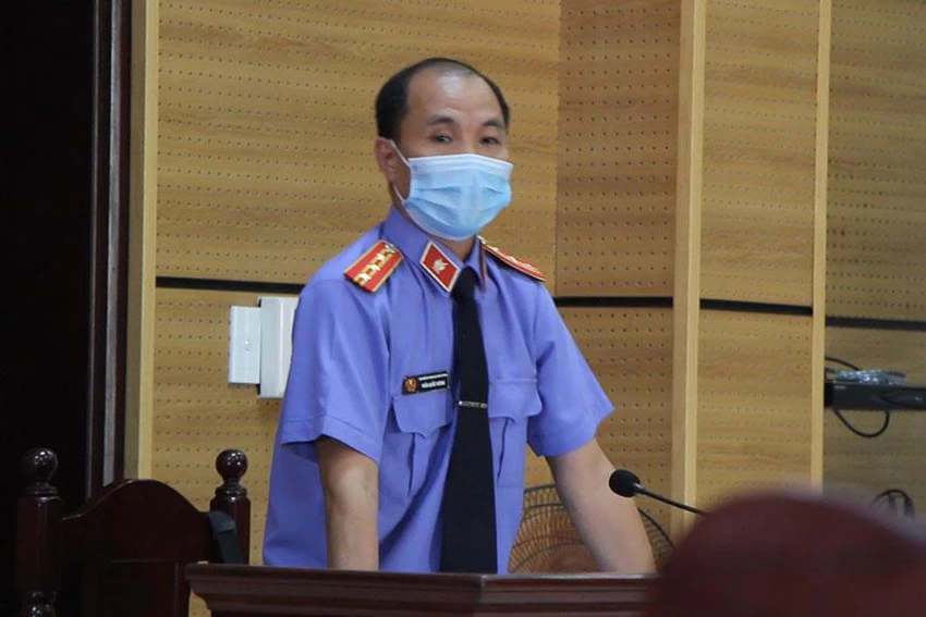 Đại diện VKS phát biểu quan điểm tại phiên tòa. Ảnh: DƯƠNG HOÀNG