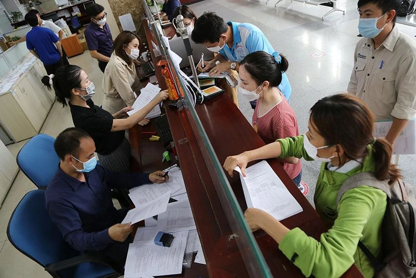Người dân làm thủ tục thuế tại Cục Thuế TP.HCM. Ảnh: HOÀNG GIANG
