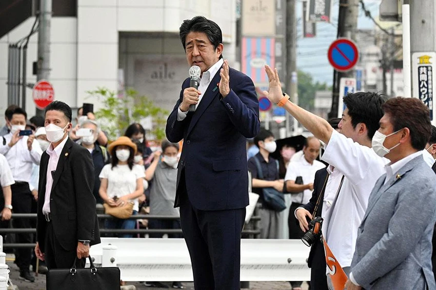 Cựu Thủ tướng Shinzo Abe phát biểu trên đường phố Nara (miền Tây nước Nhật) trước khi bị bắn vào sáng 8-7. Ảnh: ASAHI SHIMBUN/GETTY IMAGES Cựu Thủ tướng Shinzo Abe phát biểu trên đường phố Nara (miền Tây nước Nhật) trước khi bị bắn vào sáng 8-7. Ảnh: ASAHI SHIMBUN/GETTY IMAGES