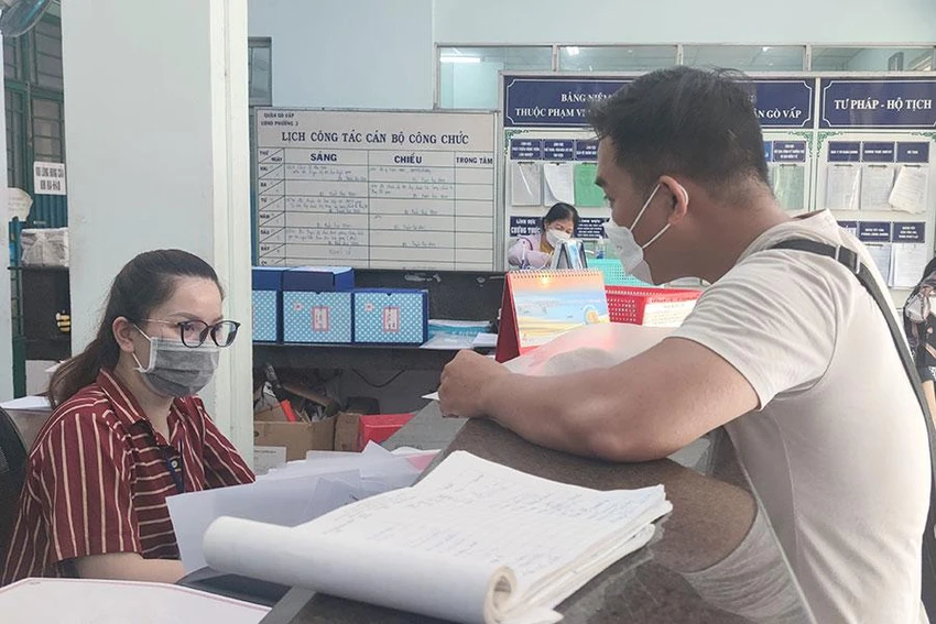 Người dân đến nộp hồ sơ làm các thủ tục hành chính tại UBND phường 3, quận Gò Vấp. Ảnh: NGUYỄN HIỀN Người dân đến nộp hồ sơ làm các thủ tục hành chính tại UBND phường 3, quận Gò Vấp. Ảnh: NGUYỄN HIỀN