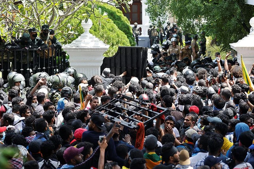 Người biểu tình xông vào văn phòng thủ tướng ở thủ đô Colombo (Sri Lanka) ngày 13-7. Ảnh: CNN Người biểu tình xông vào văn phòng thủ tướng ở thủ đô Colombo (Sri Lanka) ngày 13-7. Ảnh: CNN