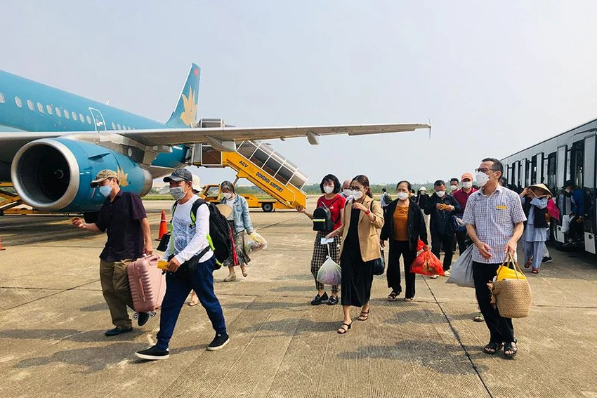 Khách đi lại bằng đường hàng không cao điểm hè luôn đông đúc. Ảnh: PHONG ĐIỀN Khách đi lại bằng đường hàng không cao điểm hè luôn đông đúc. Ảnh: PHONG ĐIỀN