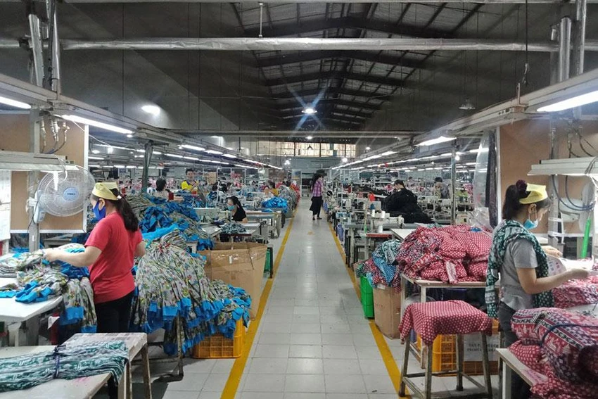Người lao động tại Công ty TNHH Fly High Garment đã nhận được tiền hỗ trợ thuê nhà trong tháng 4 và đang chờ nhận thêm tiền hỗ trợ thuê nhà của tháng 5 và tháng 6. Ảnh: ĐẶNG LÊ Người lao động tại Công ty TNHH Fly High Garment đã nhận được tiền hỗ trợ thuê nhà trong tháng 4 và đang chờ nhận thêm tiền hỗ trợ thuê nhà của tháng 5 và tháng 6. Ảnh: ĐẶNG LÊ