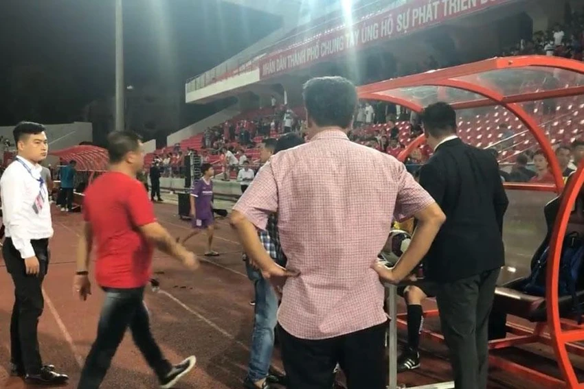 Một khán giả thường thật khó để tiếp cận tổ trọng tài bởi đứng rất gần là cán bộ phụ trách sân Lạch Tray (áo trắng) và người đứng chống nạnh là chủ tịch CLB Hải Phòng. Ảnh: CTV