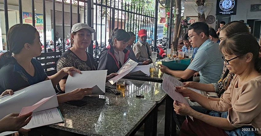 Người dân mua đất tại dự án khu dân cư Bella Vista phản ánh vụ việc đến báo Pháp Luật TP.HCM. Ảnh: NGUYỄN HIỀN