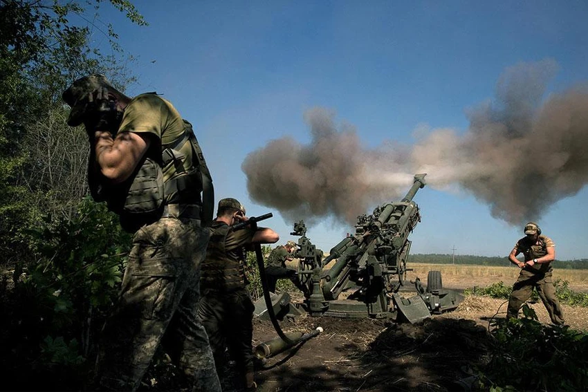 Lực lượng pháo binh tấn công các điểm đóng quân của Nga tại khu vực Donetsk thuộc vùng Donbass phía đông ngày 18-7. Ảnh: THE NEW YORK TIMES Lực lượng pháo binh tấn công các điểm đóng quân của Nga tại khu vực Donetsk thuộc vùng Donbass phía đông ngày 18-7. Ảnh: THE NEW YORK TIMES