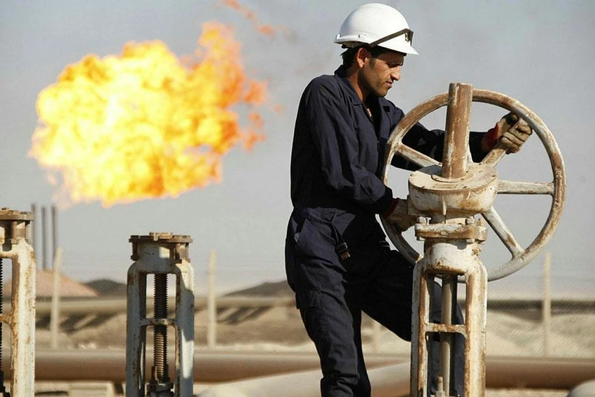Công nhân của hãng dầu Schlumberger (Mỹ) tại một giếng dầu thuộc bang Texas hồi đầu tháng 7. Ảnh: REUTERS