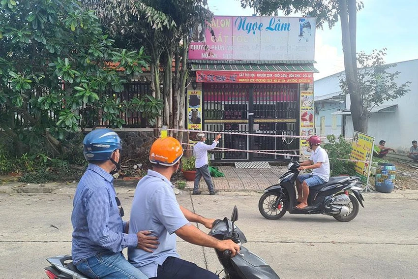 Căn nhà nơi sáu người trong một gia đình ở Bình Dương tử vong do ngộ độc khí CO đang bị phong tỏa. Ảnh: LÊ ÁNH Căn nhà nơi sáu người trong một gia đình ở Bình Dương tử vong do ngộ độc khí CO đang bị phong tỏa. Ảnh: LÊ ÁNH