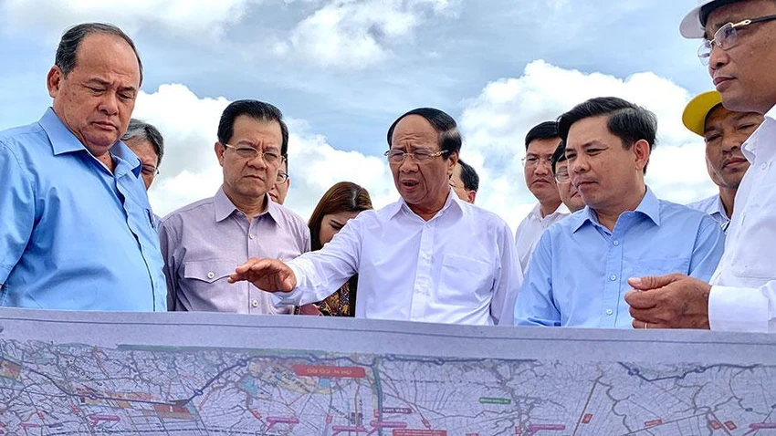 Phó Thủ tướng Lê Văn Thành (giữa) khảo sát thực địa dự án cao tốc Châu Đốc- Cần Thơ - Sóc Trăng. Ảnh: HD Phó Thủ tướng Lê Văn Thành (giữa) khảo sát thực địa dự án cao tốc Châu Đốc- Cần Thơ - Sóc Trăng. Ảnh: HD