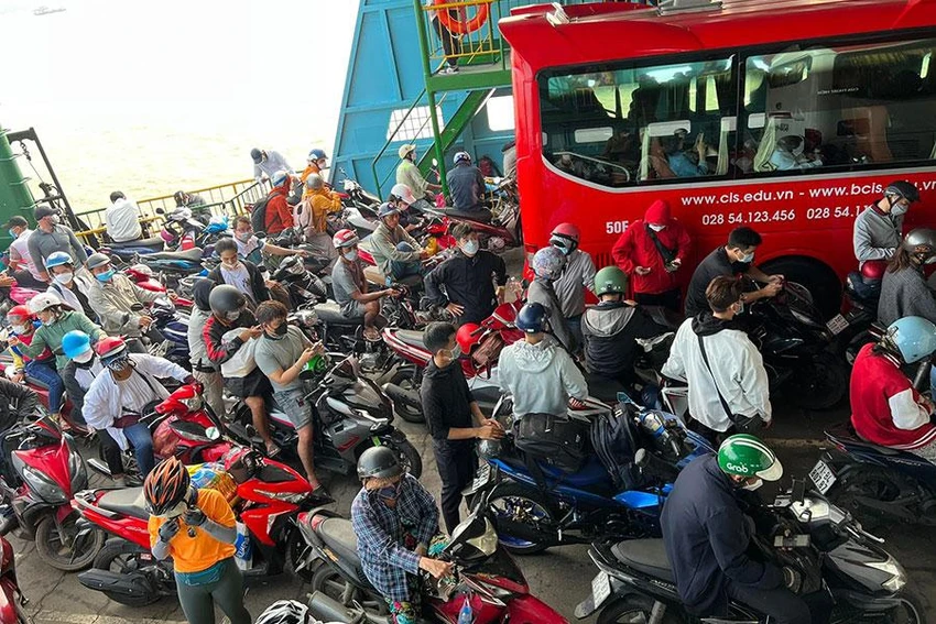 Kẹt xe khu vực phà Bình Khánh vào ngày 28-7. Ảnh: ĐT Kẹt xe khu vực phà Bình Khánh vào ngày 28-7. Ảnh: ĐT