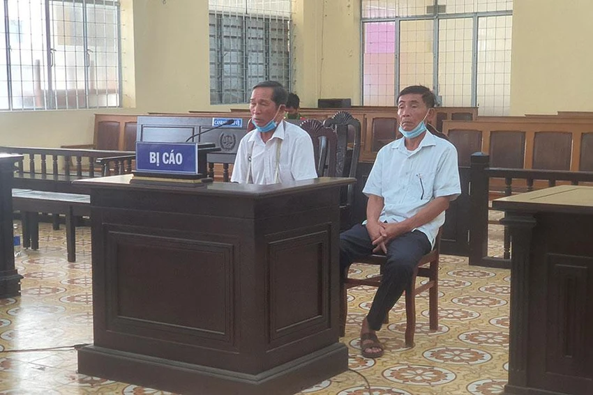 Hai bị cáo do tuổi cao, mang nhiều chứng bệnh nên được HĐXX cho ngồi hầu tòa. Ảnh: TRẦN VŨ Hai bị cáo do tuổi cao, mang nhiều chứng bệnh nên được HĐXX cho ngồi hầu tòa. Ảnh: TRẦN VŨ
