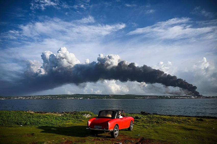 Khói đen từ đám cháy kho dầu gần vịnh Matanzas (Cuba) vào ngày 7-8. Ảnh: AFP/GETTY IMAGES Khói đen từ đám cháy kho dầu gần vịnh Matanzas (Cuba) vào ngày 7-8. Ảnh: AFP/GETTY IMAGES