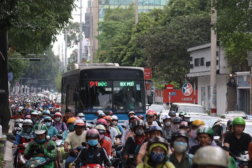 Các chuyên gia cho rằng chất lượng phục vụ xe buýt sẽ hạn chế phần nào xe cá nhân vào trung tâm TP. Ảnh: NGUYỆT NHI Các chuyên gia cho rằng chất lượng phục vụ xe buýt sẽ hạn chế phần nào xe cá nhân vào trung tâm TP. Ảnh: NGUYỆT NHI